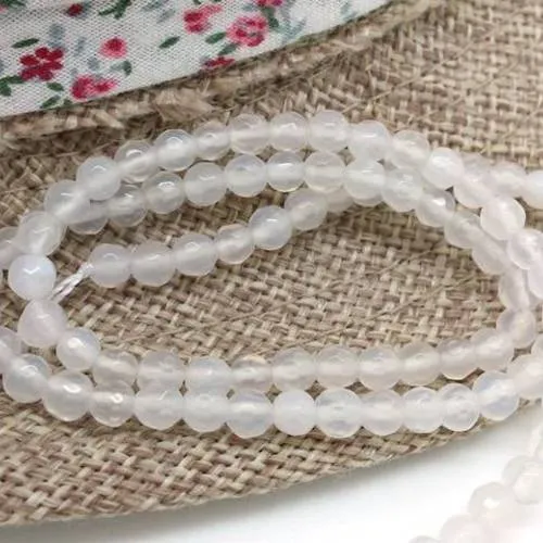 90 perles d'agate blanc laiteux, facettes 4mm, idéales pour bracelet wrap (pg183)