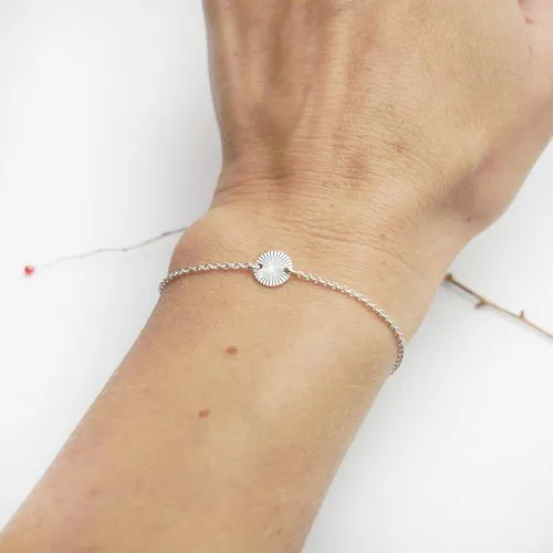 Bracelet fin médaille soleil 8 mm en argent 925 recyclé minimaliste avec chaine ajustable