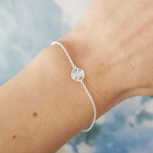 Bracelet fin médaille soleil 8 mm en argent 925 recyclé minimaliste avec chaine ajustable