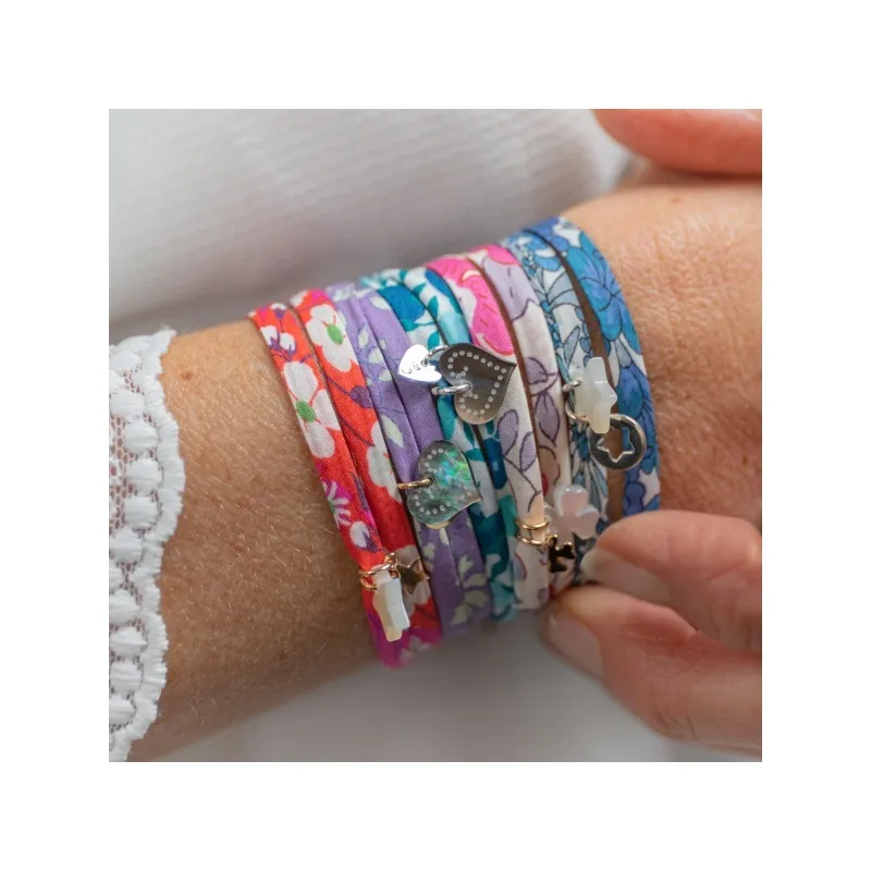 Bracelet liberty double tour avec 2 breloques, ajustable.