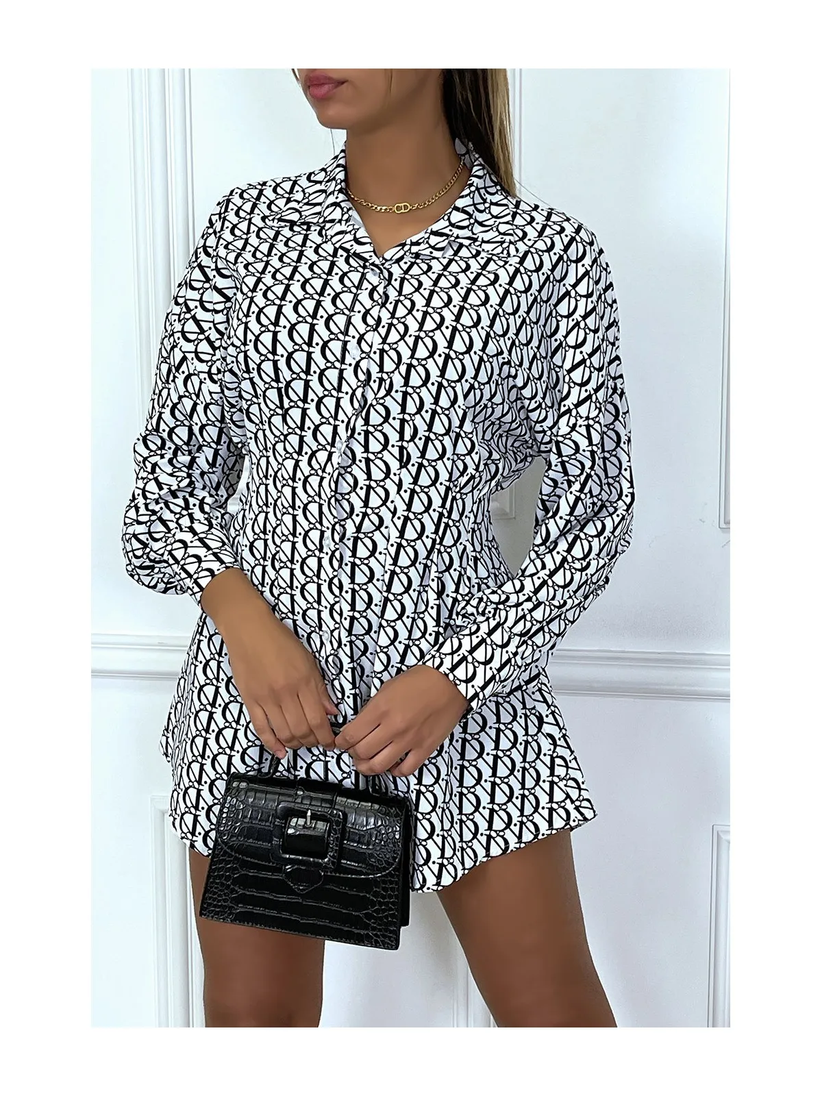 Chemise blanche cintré à la taille avec motif D