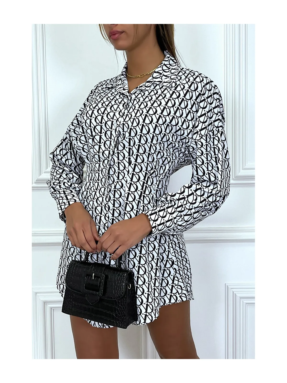 Chemise blanche cintré à la taille avec motif D