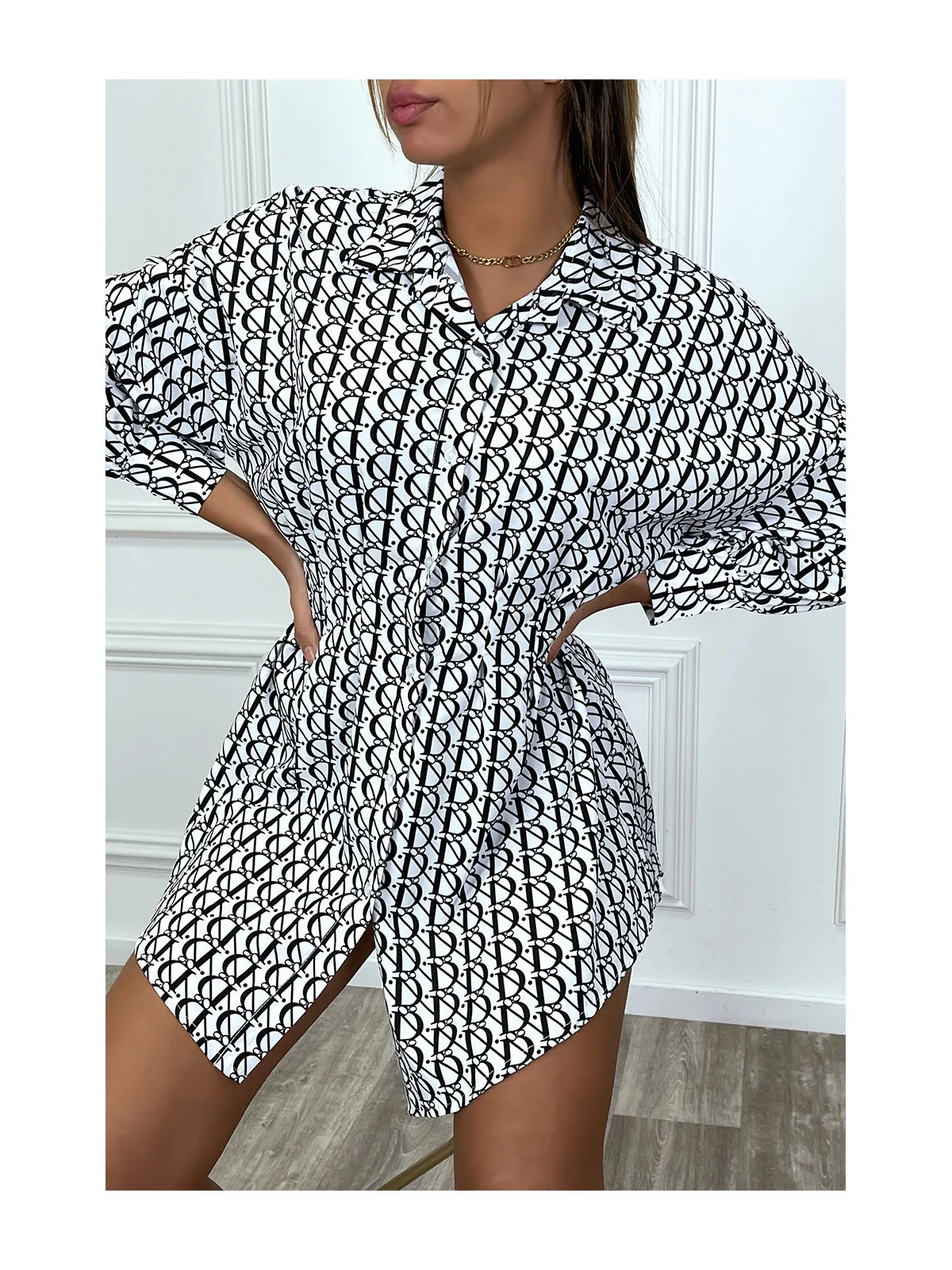 Chemise blanche cintré à la taille avec motif D