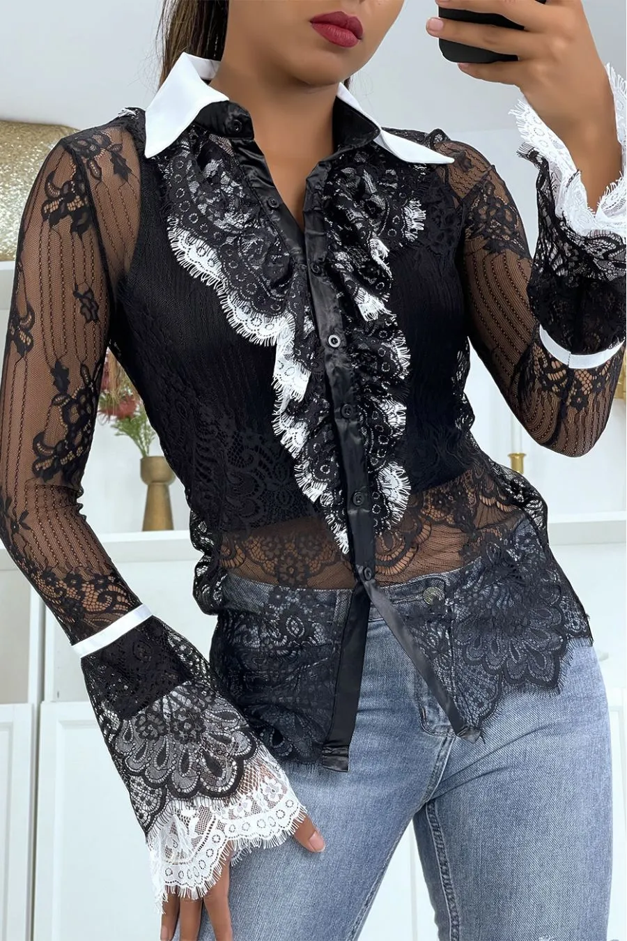 Chemise en dentelle noire avec col et volant blanc