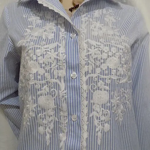 Chemise manches longues en coton  rayé bleu et dentelle blanche