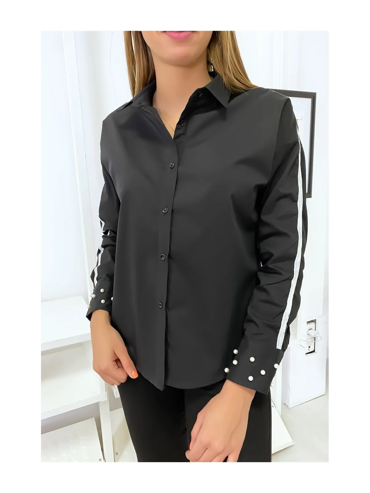 Chemise noir avec bande blanche sur les bras et perles aux manches