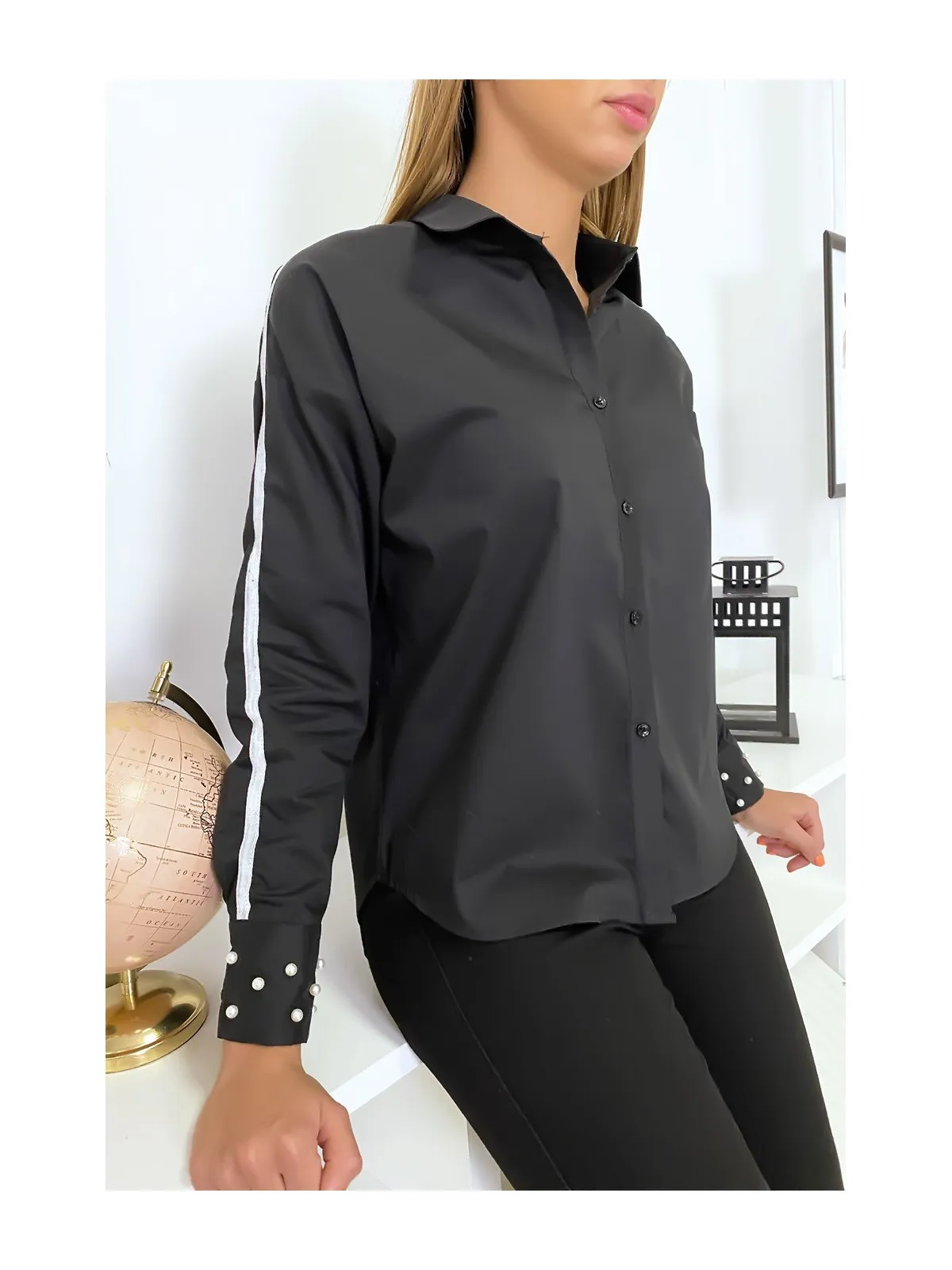 Chemise noir avec bande blanche sur les bras et perles aux manches