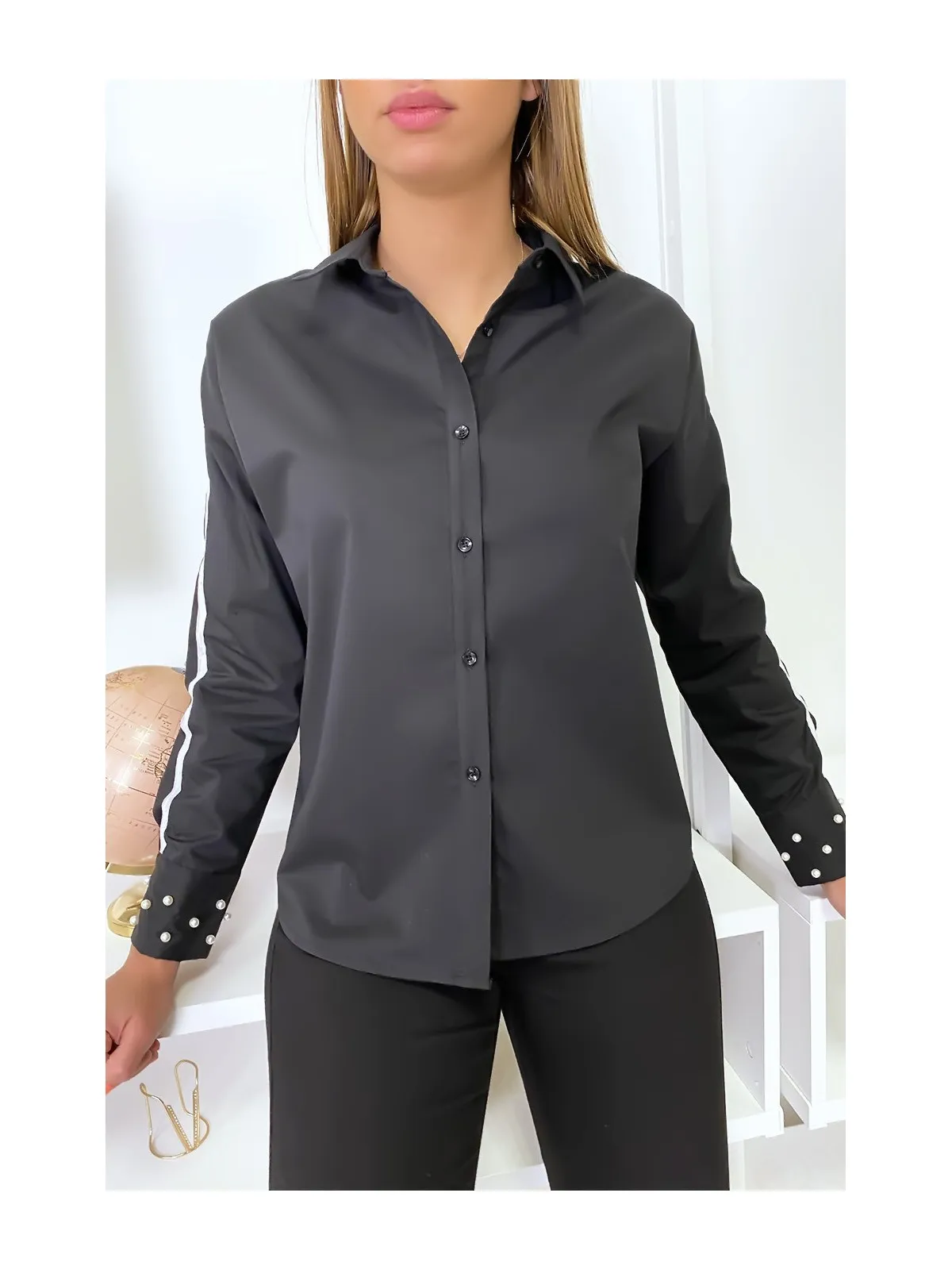 Chemise noir avec bande blanche sur les bras et perles aux manches