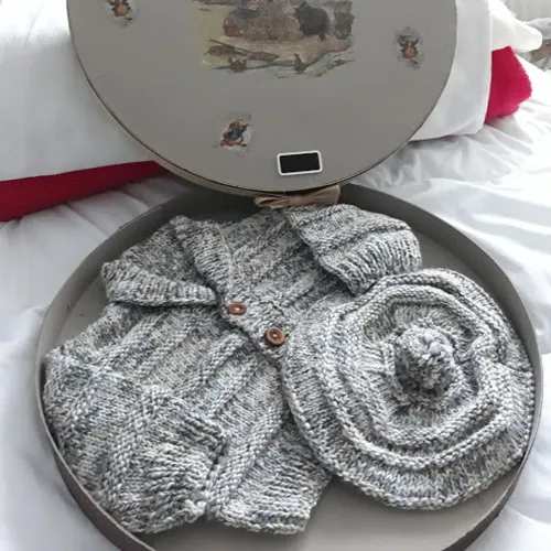 Ensemble bébé 3 mois tricoté main gilet et béret gris marron dans sa boîte cadeau fait main