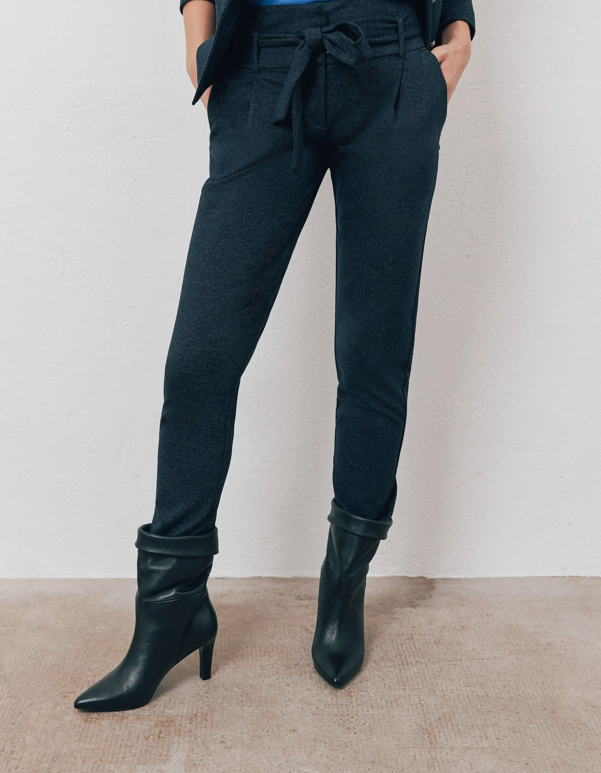 Pantalon droit en milano effet caviar bleu marine femme