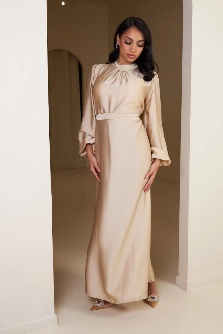 Robe beige satinée et ceinturée