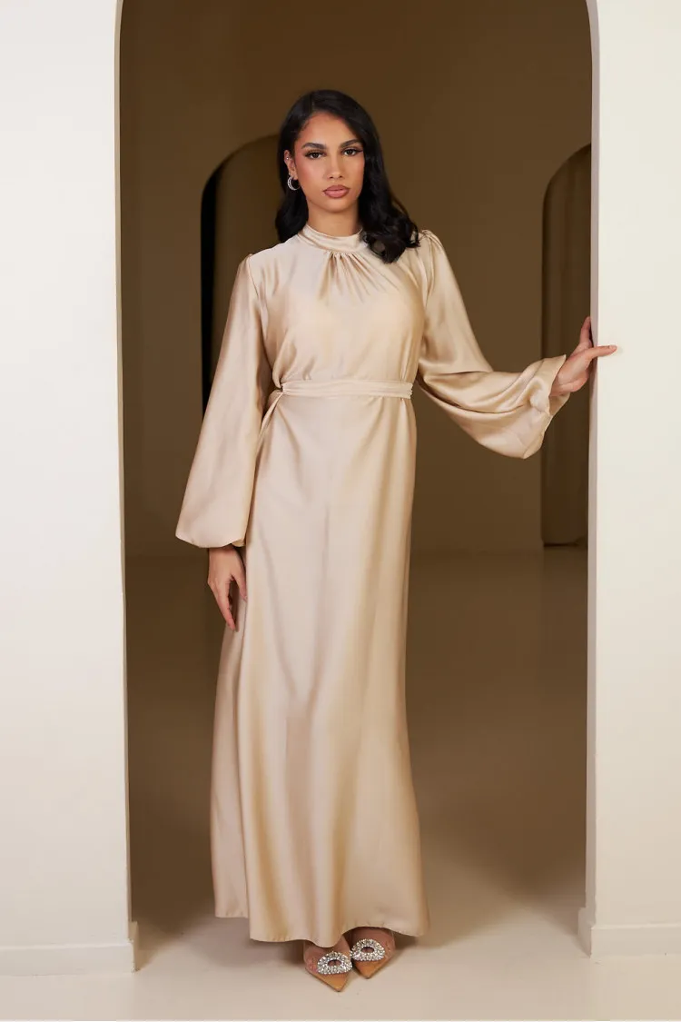 Robe beige satinée et ceinturée