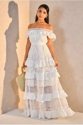 Robe blanche ceinturée a dentelle