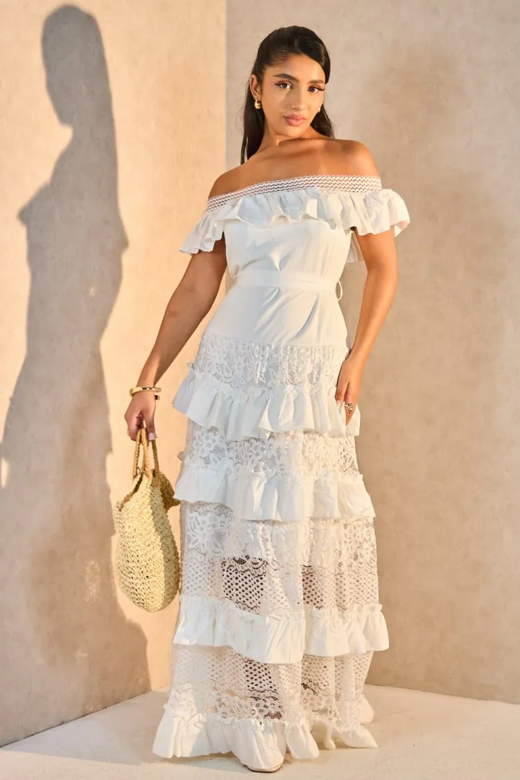 Robe blanche ceinturée a dentelle