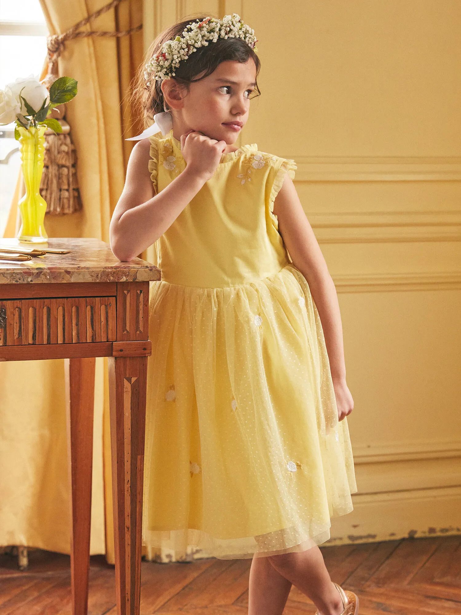 Robe jaune brodée