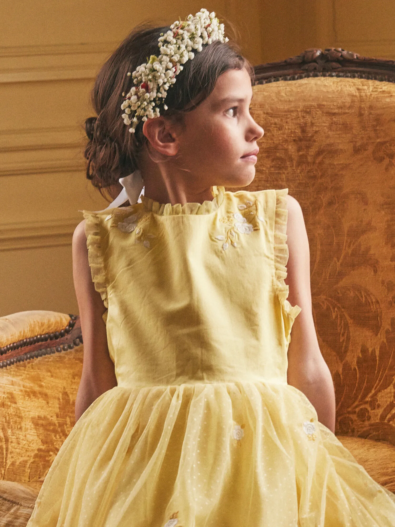 Robe jaune brodée