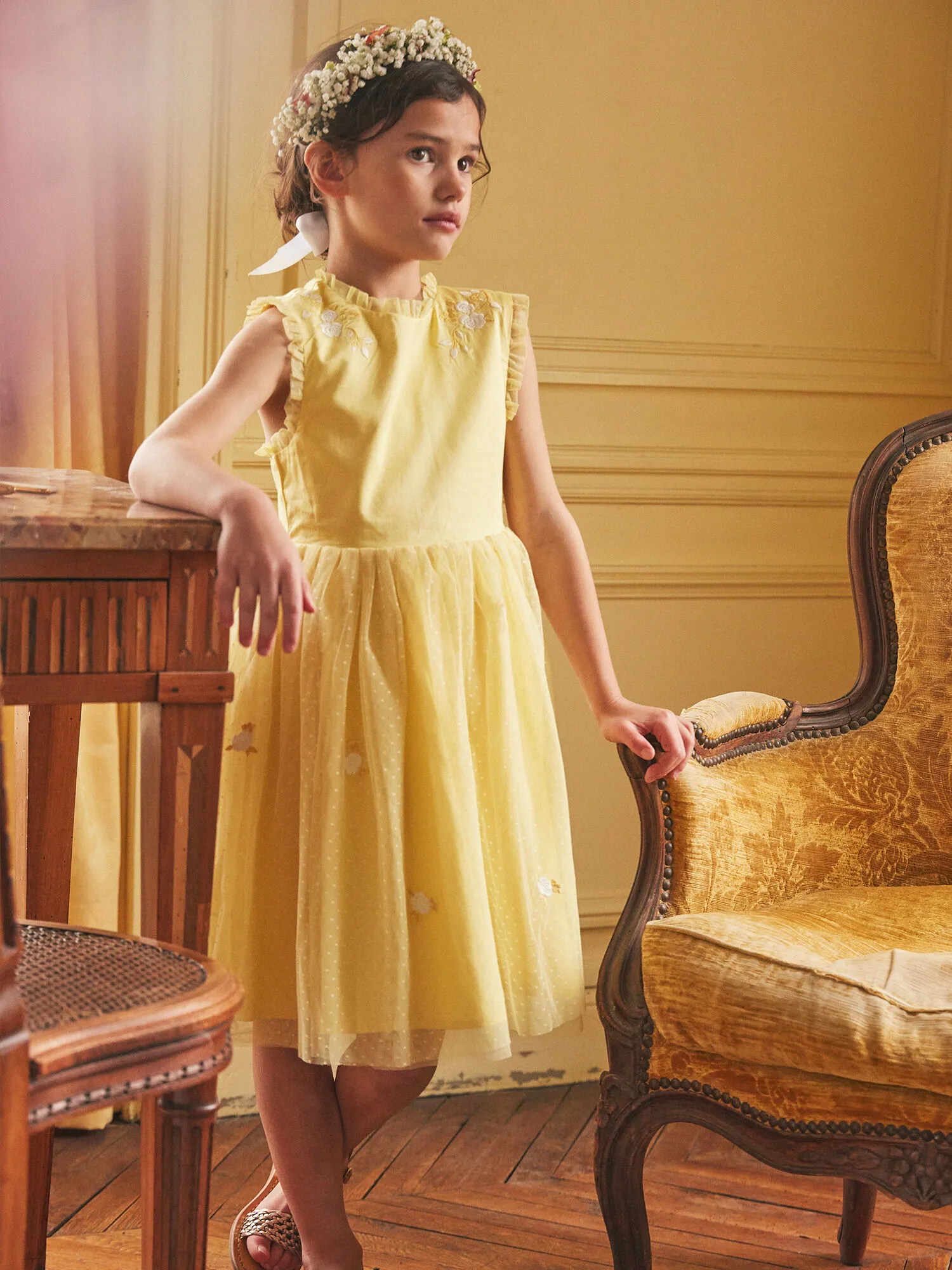 Robe jaune brodée