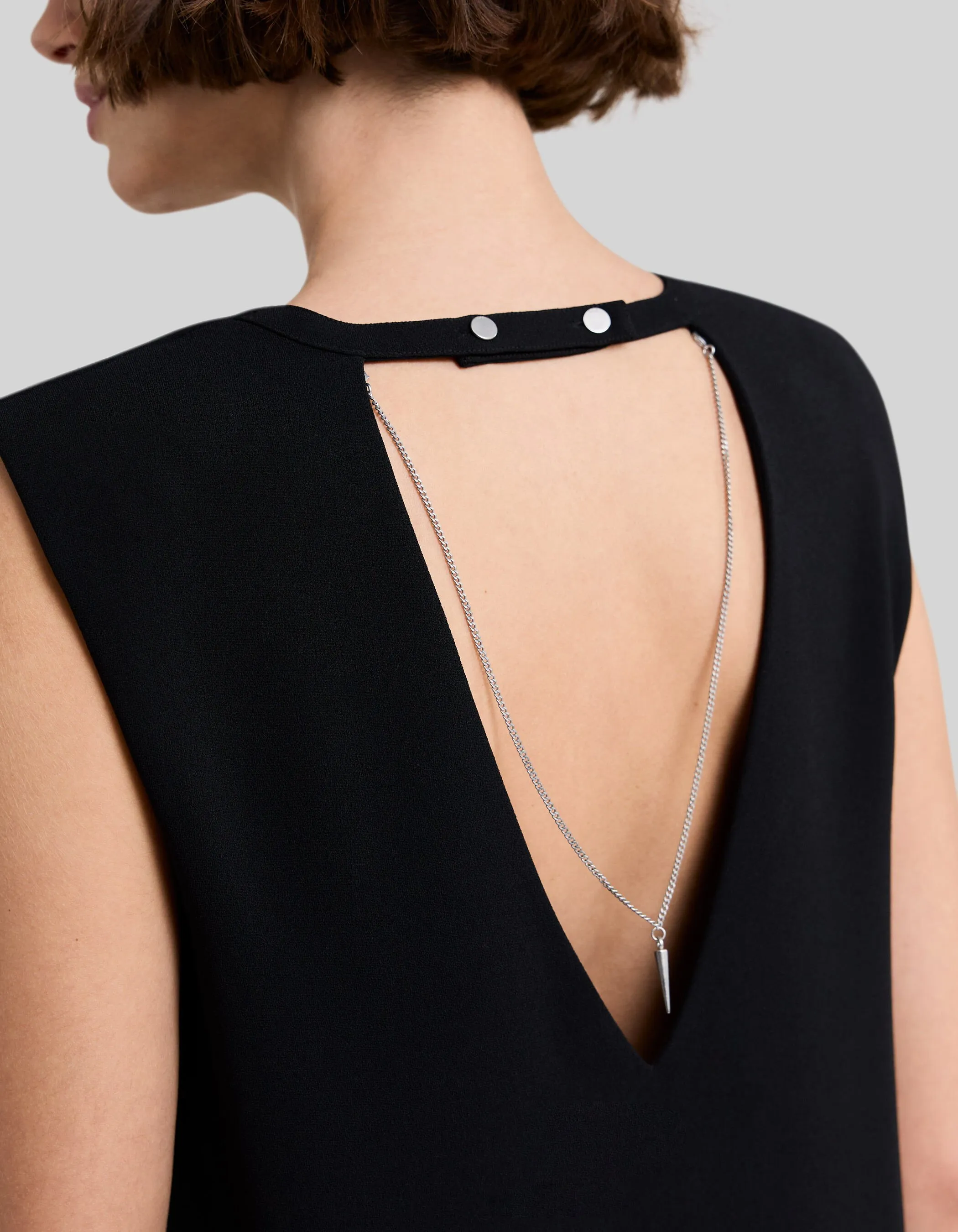 Robe noire recyclée décor collier dos Femme